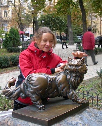 Olga petting the cat statue